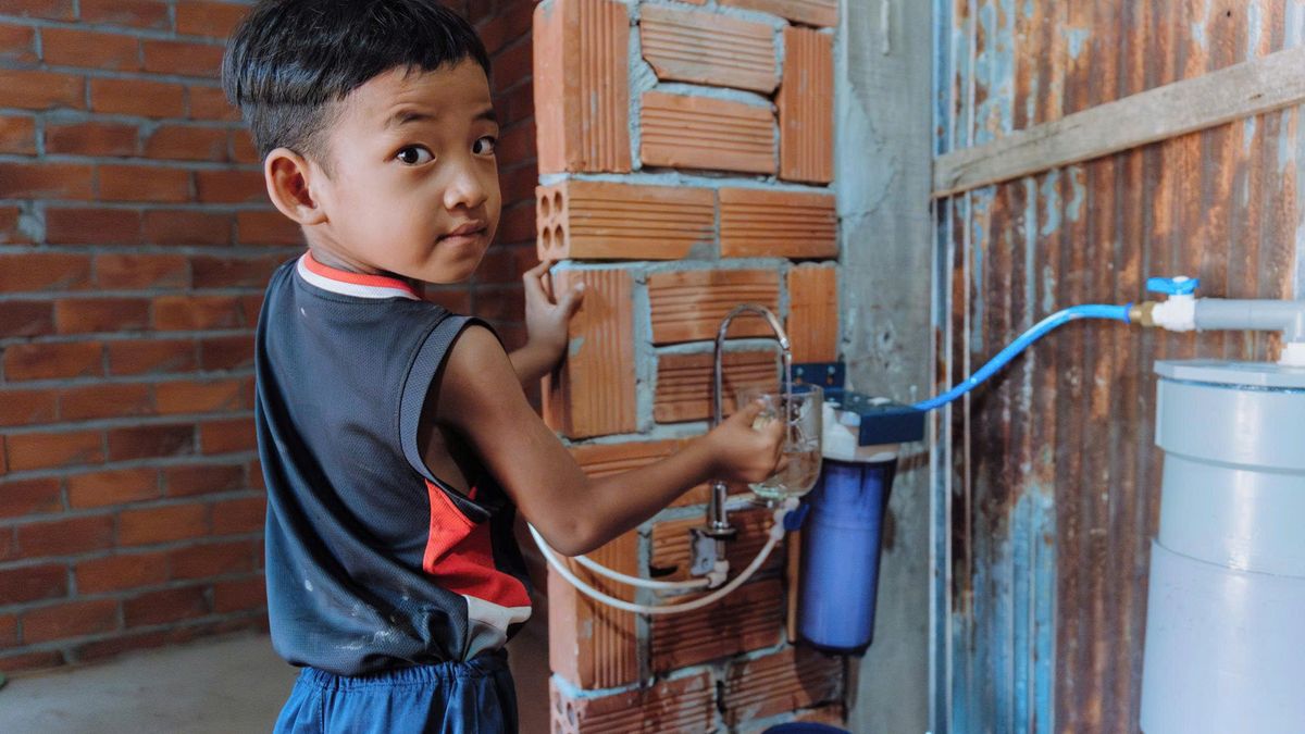 Trữ nước tại hộ, xử lý qua nhiều lớp và khử trùng bằng tia UV.