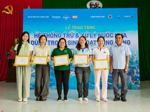 Trao tặng hệ thống cho các hộ dân.