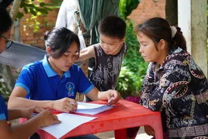 Nhân viên STARS khảo sát nhu cầu sử dụng nước của người dân.