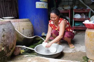 Người dân sử dụng nước trong sinh hoạt hàng ngày.
