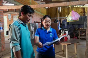 Nhân viên STARS hướng dẫn người dân sử dụng hệ thống.